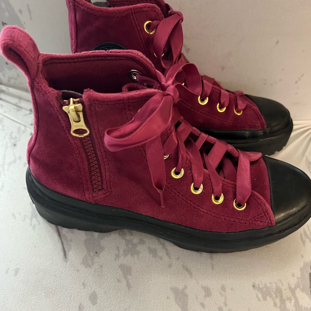 Convert all stars youth size 3.5 Burgundy High-Top Sneakers